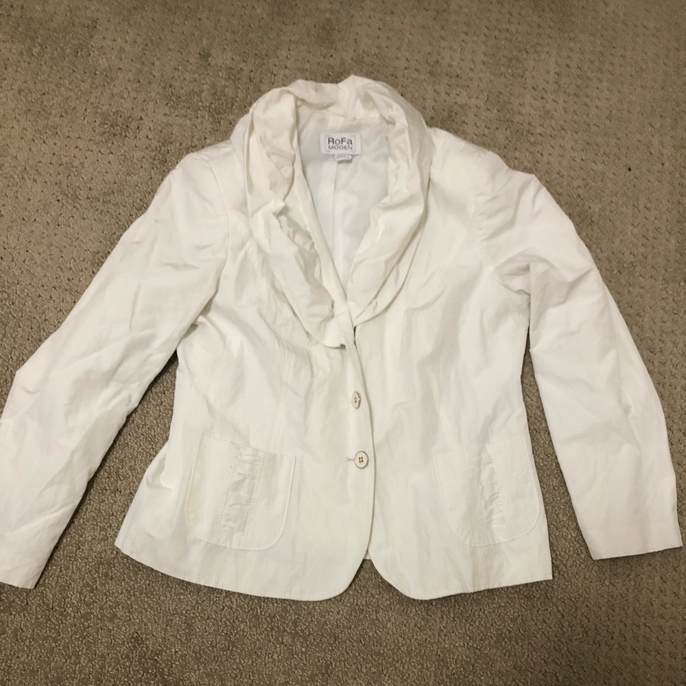 White jacket by RoFa Moden with puff collar